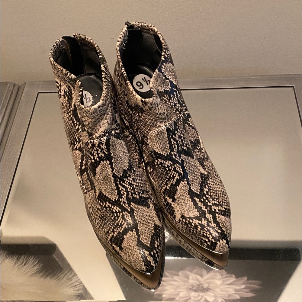 Chic Snakeskin Patterned Ankle Boots - image 1